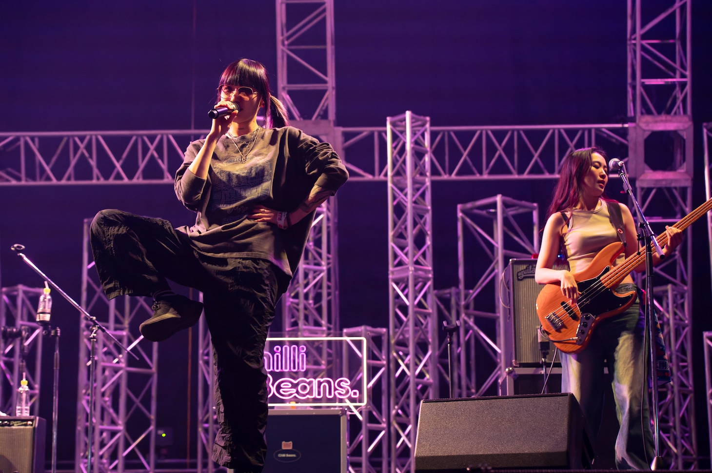 Chilli Beans.のMoto（Vo）とMaika（B, Vo）。（撮影：青木カズロー）