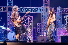 Chilli Beans.のLily（G, Vo）とMaika（B, Vo）。（撮影：青木カズロー）