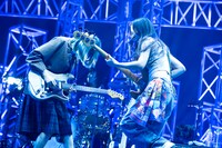 Chilli Beans.のLily（G, Vo）とMaika（B, Vo）。（撮影：青木カズロー）