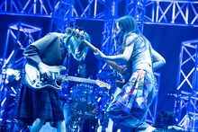 Chilli Beans.のLily（G, Vo）とMaika（B, Vo）。（撮影：青木カズロー）