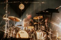 礒本雄太（Dr）（Photo by SHOTARO）