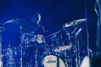 礒本雄太（Dr）（Photo by SHOTARO）