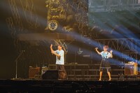 人気画像8位は「『氣志團万博』初日で皆勤賞ももクロが初のトリ、マイファス×HYDEほかコラボも実現」より、石田社長、保科有里（夢グループ）。（撮影：堀内れい）