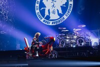 バイクで現れた綾小路翔（Vo / 氣志團）。（撮影：堀内れい）