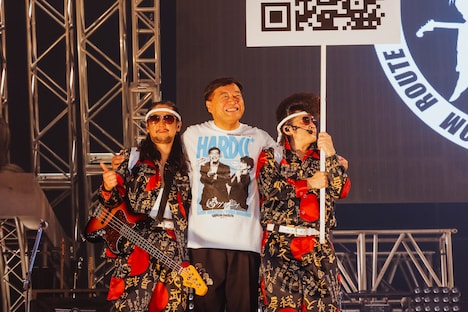 左から白鳥松竹梅（B / 氣志團）、石田社長（夢グループ）、早乙女光（Dance & Scream）。（撮影：堀内れい）