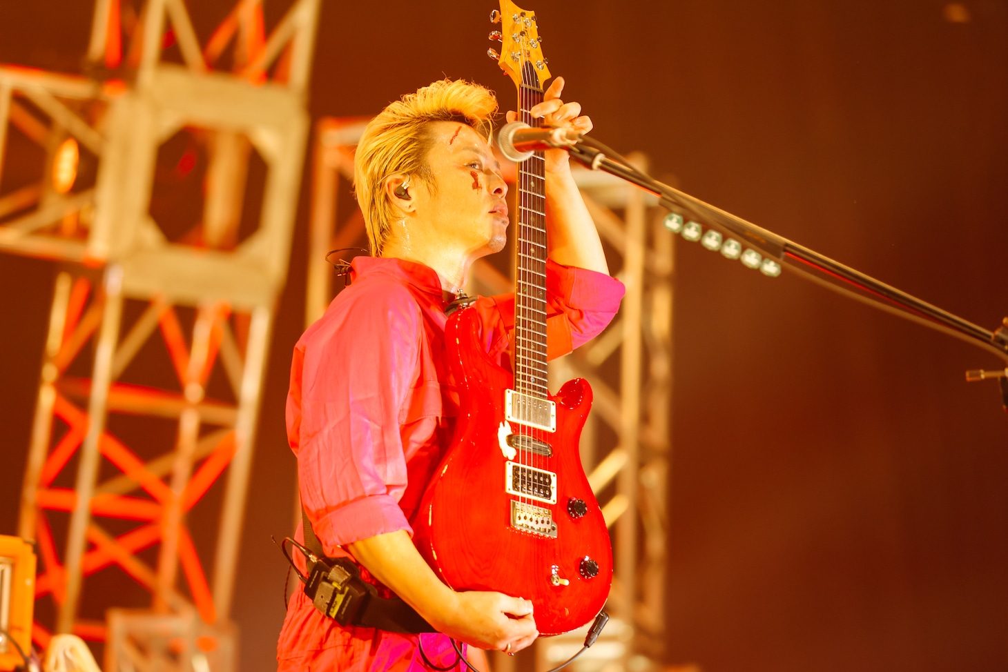 KAZUOMI（G /  ROTTENGRAFFTY）（撮影：木村泰之）