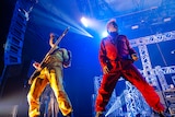 左から侑威地(B)、N∀OKI(Vo / ROTTENGRAFFTY)。(撮影:木村泰之)
