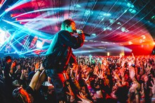 フロアで歌うHiro（Vo / MY FIRST STORY）。（撮影：青木カズロー）