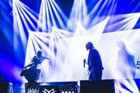 左からHiro（Vo / MY FIRST STORY）、HYDE。（撮影：青木カズロー）