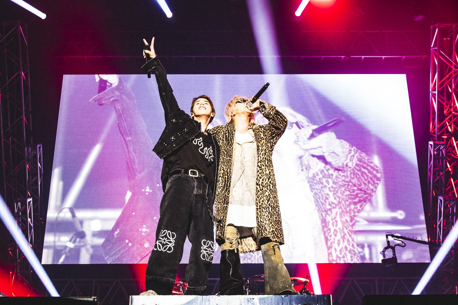 左からHiro（Vo / MY FIRST STORY）、HYDE。（撮影：青木カズロー）
