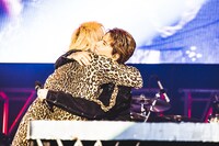 抱き合うHYDEとHiro（Vo / MY FIRST STORY）。（撮影：青木カズロー）