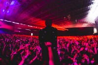 フロアで歌うHiro（Vo / MY FIRST STORY）。（撮影：青木カズロー）