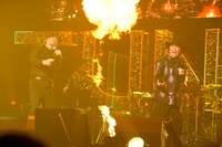 吹き上がる炎を前に歌うとんねるず。