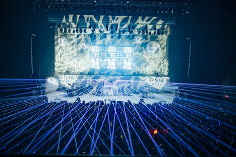 anoのライブの様子。（撮影：横山マサト）