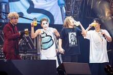 ノンアルコールビールを一気飲みするゴールデンボンバー。（撮影：釘野孝宏）