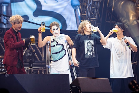 ノンアルコールビールを一気飲みするゴールデンボンバー。（撮影：釘野孝宏）