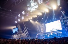 ゴールデンボンバーのライブの様子。（撮影：釘野孝宏）