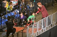 三輪車リレー対決中、足ツボマットゾーンで派手に転ぶタクヤ（中央 / 超特急）。