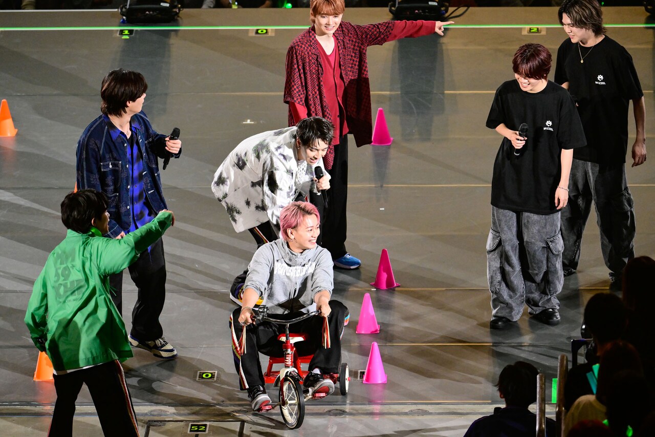 三輪車の運転がうまかったシューヤ（中央 / 超特急）。 - 超特急が