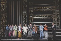 オープニングに登場した超特急の9人と、“38号車のギドウ”こと辻岡義堂アナウンサー。