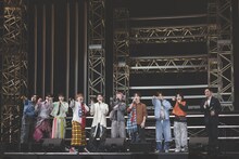 オープニングに登場した超特急の9人と、“38号車のギドウ”こと辻岡義堂アナウンサー。