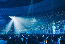 WATWINGのライブの様子。