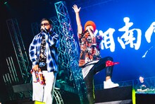 左からRED RICE、HAN-KUN（湘南乃風）。（撮影：青木カズロー）