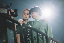 キメ顔でカメラを見つめる桑山隆太（WATWING）とタクヤ（超特急）。