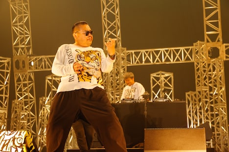 エアギターを披露する大地洋輔。（DJダイノジ）（撮影：木村泰之）