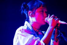 なち（Vo, G / サバシスター）（撮影：釘野孝宏）