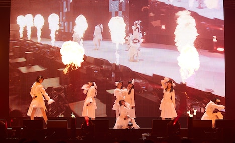 真っ白なキャンバスのラストライブ「明日も変わらない1日を」の様子。（撮影：後野順也）