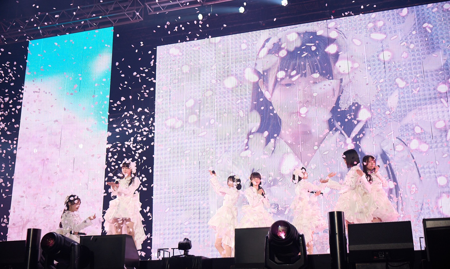 桜吹雪が舞う中でパフォーマンスする真っ白なキャンバス。（撮影：後野順也）