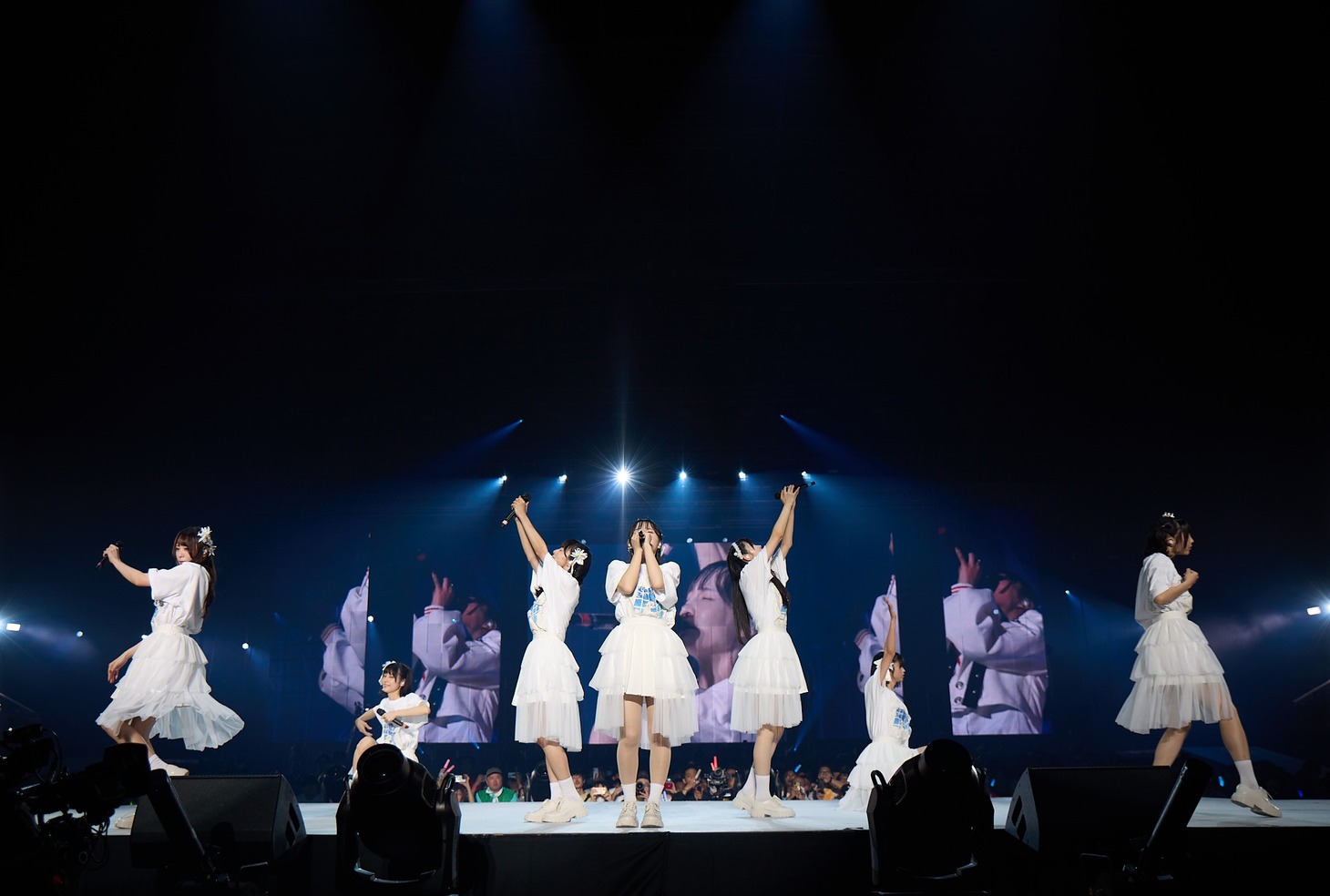 真っ白なキャンバスのラストライブ「明日も変わらない1日を」の様子。（撮影：後野順也）