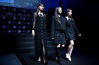 左から五百城茉央、井上和、菅原咲月。