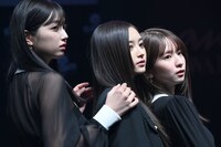 左から五百城茉央、井上和、菅原咲月。