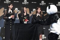 左から五百城茉央、井上和、菅原咲月。