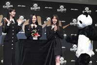 左から五百城茉央、井上和、菅原咲月。