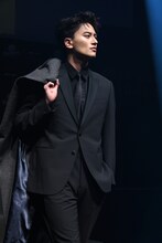 脱ぎ去ったコートを手にポーズを決める小島健（Aぇ! group）。