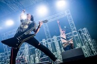 左から猪狩秀平（Vo, G）、満（Sax / HEY-SMITH）。（撮影：HayachiN）