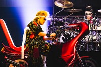 左から氣志團の綾小路翔（Vo）と、サポートメンバーの叶亜樹良（Dr）。（撮影：青木カズロー）