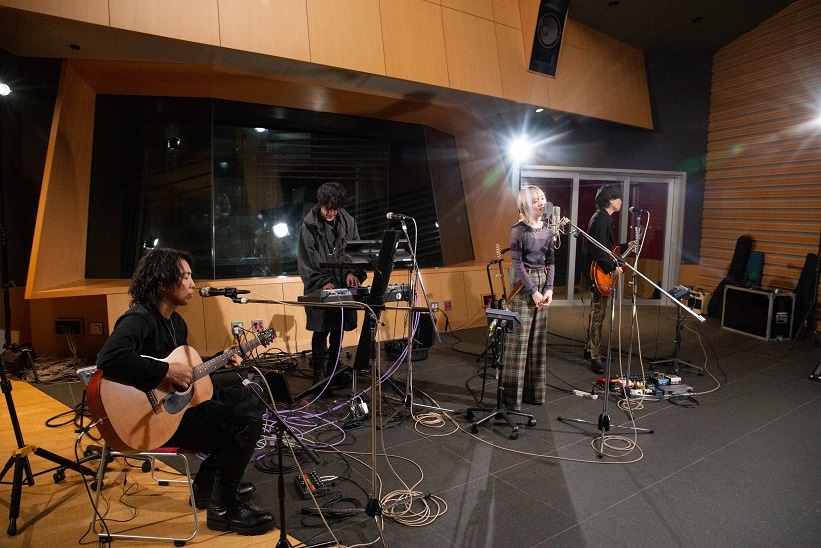Oasis「Live Forever」のカバー演奏の様子。（Photo by Katsumi Omori）