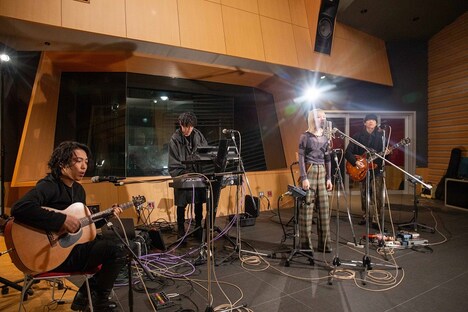 Oasis「Live Forever」のカバー演奏の様子。（Photo by Katsumi Omori）