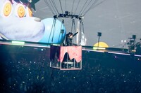 気球に乗って手を振るikura（YOASOBI）。（Photo by MASANORI FUJIKAWA）