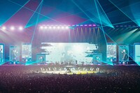 「アイドル」を披露するYOASOBI。（Photo by Kosuke Ito）