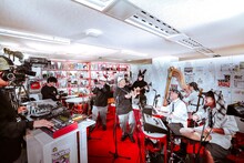 NHK総合「tiny desk concerts JAPAN 小沢健二」より。（写真提供：NHK）