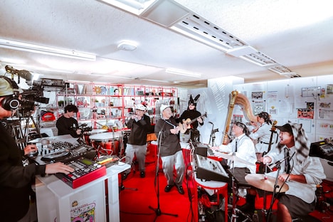 NHK総合「tiny desk concerts JAPAN 小沢健二」より。(写真提供:NHK)