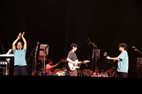 フジファブリック「若者のすべて」コラボパフォーマンスの様子。（撮影：渡邉一生［SLOT PHOTOGRAPHIC］）