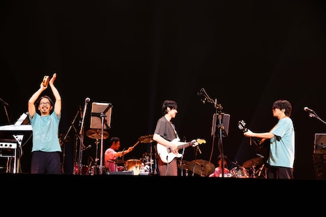 フジファブリック「若者のすべて」コラボパフォーマンスの様子。（撮影：渡邉一生［SLOT PHOTOGRAPHIC］）