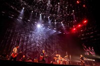 ASIAN KUNG-FU GENERATIONのステージの様子。（撮影：渡邉一生［SLOT PHOTOGRAPHIC］）