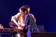 抱き合う金澤ダイスケ（Key / フジファブリック）と後藤正文（Vo, G / ASIAN KUNG-FU GENERATION）。（撮影：渡邉一生［SLOT PHOTOGRAPHIC］）